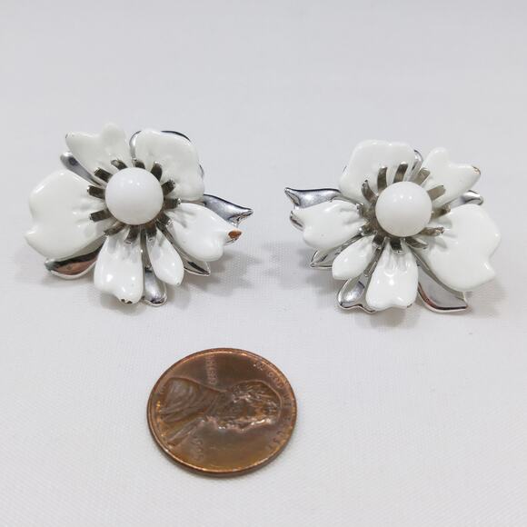 Sarah Coventry White Enamel Flower Earrings Silver Tone Clip On 1960s Vintage - Picture 8 of 10